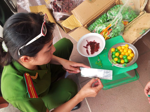 Bên[-]trong[-]những[-]quả[-]mức[-]táo[-]tươi[-]ngon[-]này[-]là[-]hạt[-]bằng[-]nhựa
